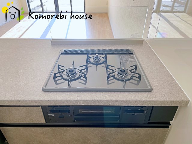 北本市中丸　12期　新築一戸建て　グレース　03のキッチン|同時調理が叶う3口コンロと便利なグリル付き。忙しい朝のお弁当作りも、夕食の複数メニューもスムーズにこなせる頼れる設備です。