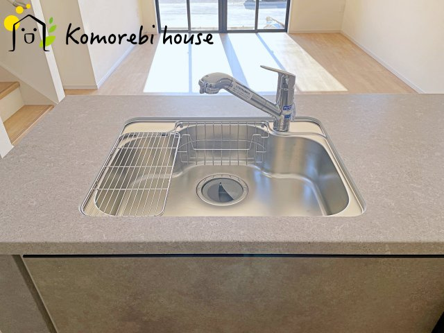 北本市中丸　12期　新築一戸建て　グレース　03のキッチン|浄水器一体型で、いつでも美味しいお水がそのまま使えるキッチンシンク。料理やコーヒーづくり、炊飯にも安心して利用でき、毎日の食卓が少し豊かに。
