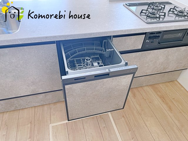 北本市中丸　12期　新築一戸建て　グレース　03のキッチン|忙しい毎日の食後も、食器洗いは食洗器におまかせ。家族が食事を楽しんでいる間に、洗浄・乾燥まで完了するから、片付けのストレスを減らしてリビングでの団らん時間をゆったり過ごせます。