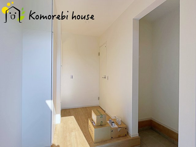 北本市中丸　12期　新築一戸建て　グレース　03の玄関|靴だけでなく、ベビーカーやスポーツ用品も収納できる土間収納付き玄関。整理整頓が簡単です。