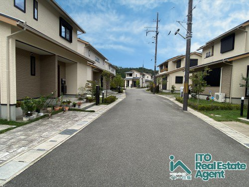 静市市原町 未入居戸建(7号地)の前面道路含む現地写真