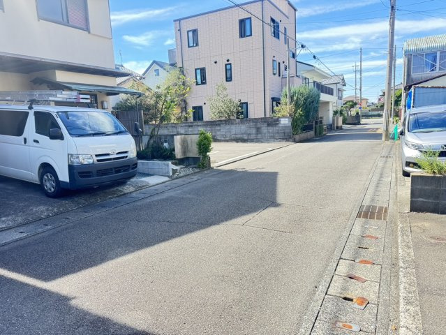焼津市　石津中町　中古住宅　４SLDKの前面道路含む現地写真