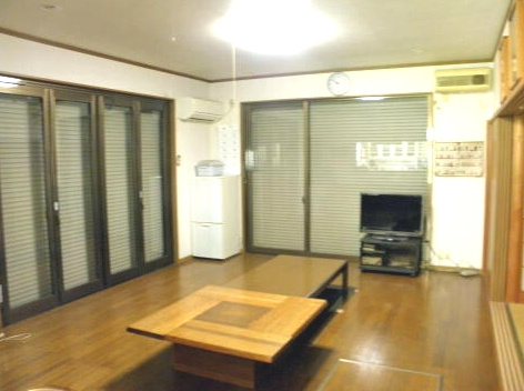 長生郡一宮町東浪見　中古戸建の居間・リビング|敷地約518坪ウッドデッキ屋形船付き閑静な湖畔の別荘ポツンと一軒家で目の前が湖二階からは海が見えます