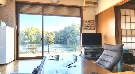 長生郡一宮町東浪見　中古戸建の居間・リビング|敷地約518坪ウッドデッキ屋形船付き閑静な湖畔の別荘ポツンと一軒家で目の前が湖二階からは海が見えます