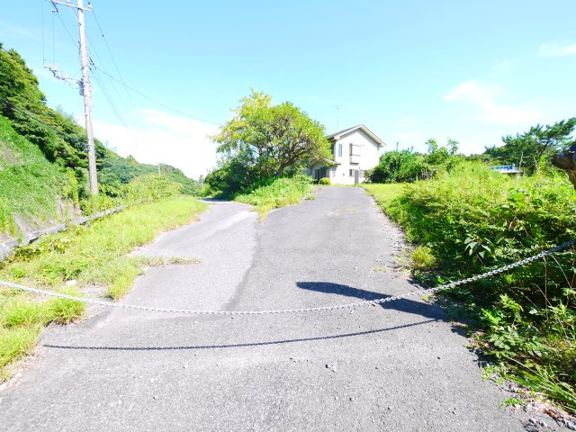 長生郡一宮町東浪見　中古戸建の前面道路含む現地写真|敷地約518坪ウッドデッキ屋形船付き閑静な湖畔の別荘ポツンと一軒家で目の前が湖二階からは海が見えます