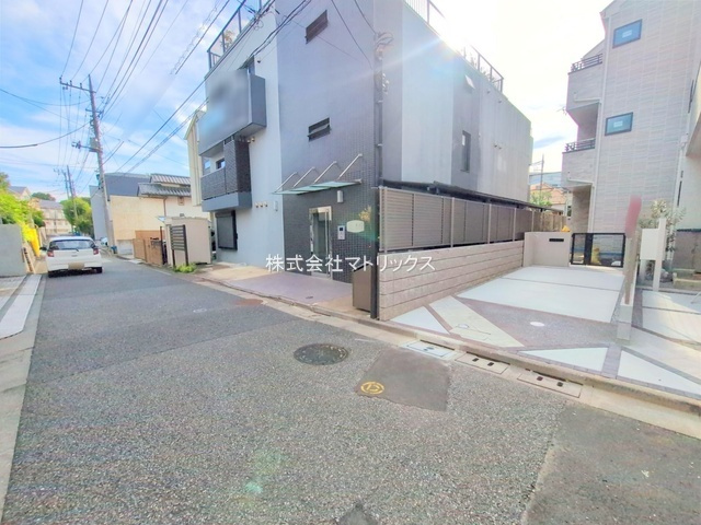 板橋区赤塚新町3丁目　耐震×制震　省エネ住宅　全3棟の前面道路含む現地写真