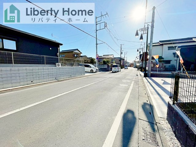 土浦市中村南1丁目　新築戸建　2階建ての前面道路含む現地写真