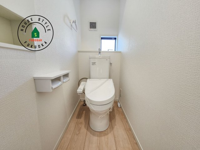 糟屋郡宇美町宇美東1丁目第2-5棟（1号棟）のトイレ|トイレ・ウォシュレット付。快適で衛生的な洗浄機能付温水シャワートイレです。収納や手すりもついてます。