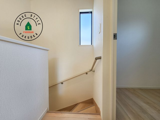 糟屋郡宇美町宇美東1丁目第2-5棟（1号棟）の内装|＜手すり付階段＞手すりがないと階段の昇り降りで危険なことはもちろん、壁に手をつきながら歩くことで壁紙が汚れやすくなります。すべての方に快適に昇り降りしていただくため、手すりを設置しました。