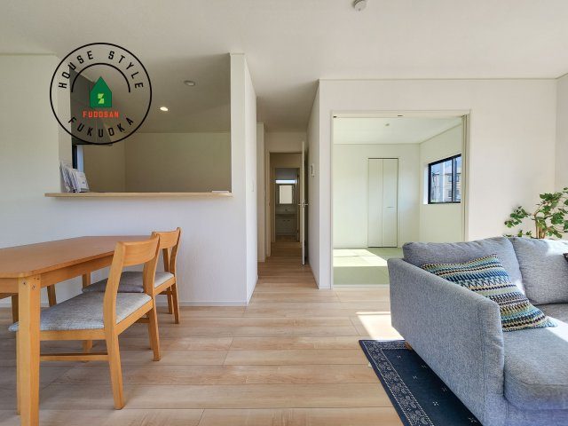 糟屋郡宇美町宇美東1丁目第2-5棟（1号棟）の居間・リビング|明るく開放的なリビングダイニングは豊かな陽光が注ぎ込み、やすらぎの空間を演出してくれます。ご家族で楽しいひとときをお過ごし下さい。