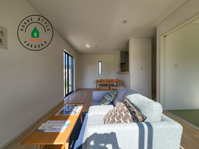 糟屋郡宇美町宇美東1丁目第2-5棟（1号棟）の居間・リビング|キッチンからリビングをしっかり確認できます。家族の笑顔があふれる空間になりそうですね。