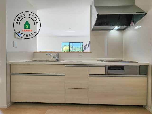 糟屋郡宇美町宇美東1丁目第2-5棟（1号棟）のキッチン|カウンターキッチンなら、リビングで遊ぶ子供の様子を見ながら料理ができるので安心です。料理を運んでもらったり、子供にお手伝いしてもらいやすいのもいいですね。