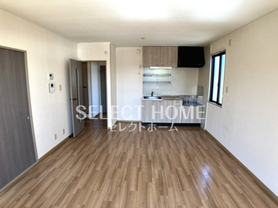 【居間・リビング】 | セジュール若松Ⅱ | こちらの居間で趣味の時間をお楽しみください