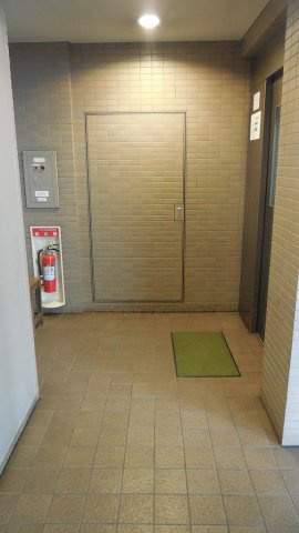 鈴重東神田コートのエントランス