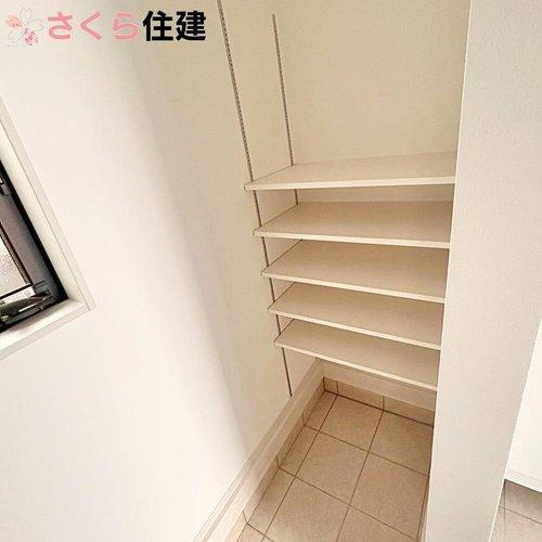 矢板市木幡　1号棟の収納|シューズインクロークもあるのでベビーカーやゴルフバックも置けます♪