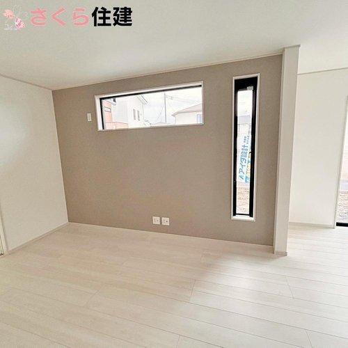 矢板市木幡　1号棟の居間・リビング|リビングにはお洒落なアクセントカラーを施した壁紙。また高窓を採用し、プライバシーを配慮しております♪