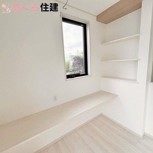 矢板市木幡　1号棟の居間・リビング|リビングにカウンターと収納棚があるので小物や写真を置いたり出来ますね♪