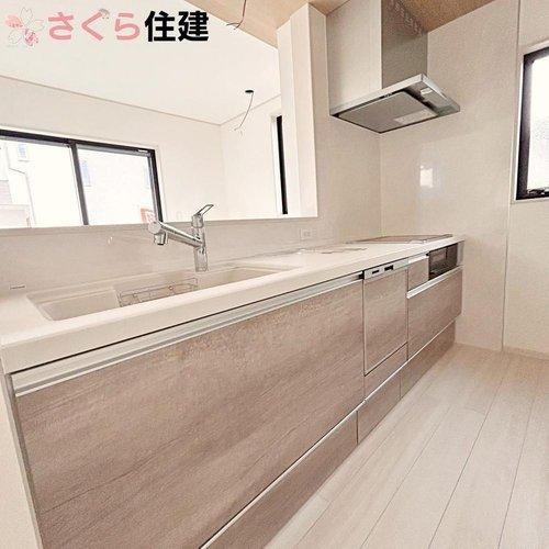 矢板市木幡　1号棟のキッチン|優しい色合いのキッチン♪食洗器付きでお皿洗いが楽々ですね！