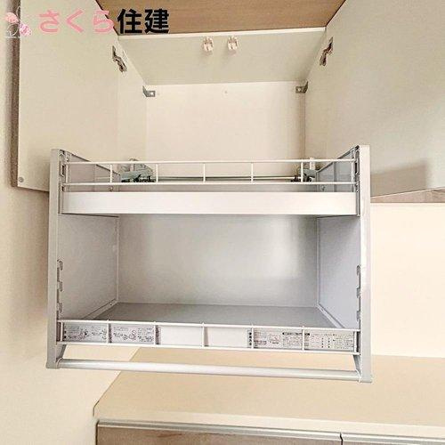 矢板市木幡　1号棟のキッチン|吊り戸には昇降出来る収納棚があるので、食器などを楽に取り出せて便利♪