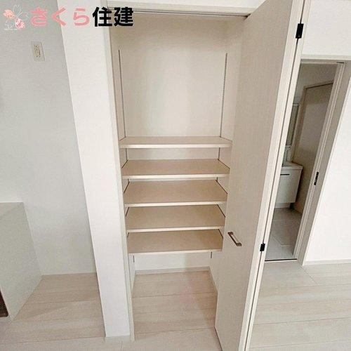 矢板市木幡　1号棟の収納|さらにキッチン横には収納もあるのでたくさん収納できて便利ですね♪