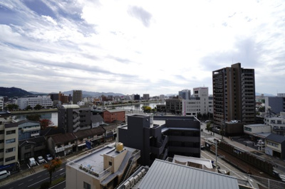 【展望】 | 【上質リノベ】シャルマン千田町 | 【四季を感じる】
四季の移ろい・爽やかな青空や風を感じられ
自然を愉しめるパノラマビュー。
毎日の暮らしに余裕を感じさせてくれる、
遮る物の無い開放的な眺望を是非、ご堪能ください。