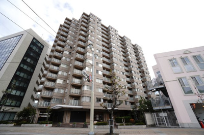 【外観】 | 【上質リノベ】シャルマン千田町 | 【耐震性】
耐震性の高さを判断するポイントは、
建築確認申請日が1981年6月1日以降の
新耐震基準に適合しているかどうか。
震度６程度の大地震でも
建物が崩壊しないレベルが基準になりました。