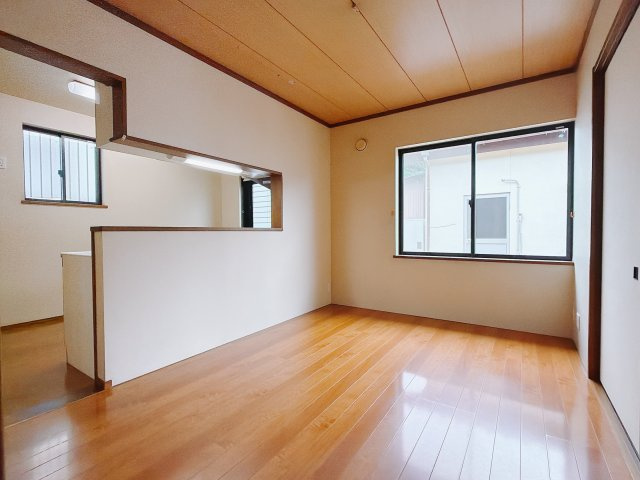 【中古戸建】前橋市昭和町の洋室|これから長く住むお家のリビングには毎日気持ちのいい日差しが差し込みます。ポカポカ日向ぼっこをしながらお昼寝をするのもいいですね♪明るいリビングに気分も晴れやかに♪