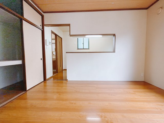 【中古戸建】前橋市昭和町の居間・リビング|これから長く住むお家のリビングには毎日気持ちのいい日差しが差し込みます。ポカポカ日向ぼっこをしながらお昼寝をするのもいいですね♪明るいリビングに気分も晴れやかに♪