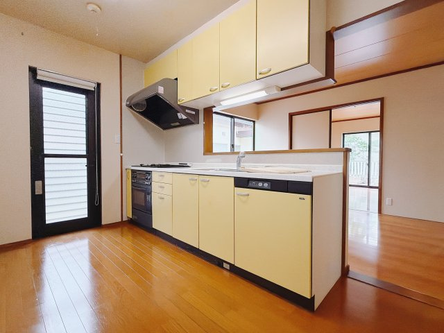 【中古戸建】前橋市昭和町のキッチン|お料理ができたら「これ運んで～♪」と手渡しが出来ます。対面キッチンなのでリビングと一体感があり、広々とした空間の中で楽しく食事やお菓子作りが出来ますね♪