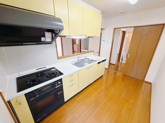 【中古戸建】前橋市昭和町のキッチン|お料理をしながらお部屋を見渡せることができる対面キッチンを採用。コミュニケーションがとりやすく、家族の絆が深まります。今日の出来事をおしゃべりしながら楽しい時間をお過ごしください♪