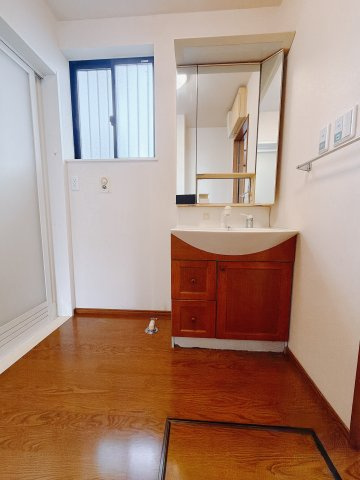 【中古戸建】前橋市昭和町の独立洗面台|通常より広いタイプの洗面所になっています。のびのびと使える洗面所には寒い冬にストーブをおいても邪魔になりません♪