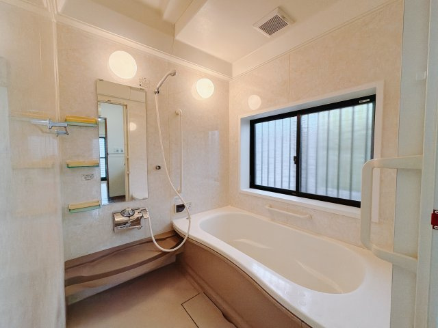 【中古戸建】前橋市昭和町の浴室|清潔感あふれる浴室には、カビを防ぎ雨の日でも洗濯物を乾かせられる浴室暖房乾燥機を標準装備しております♪毎日のお手入れが楽になります。