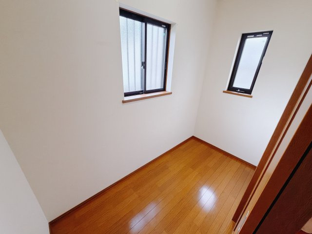 【中古戸建】前橋市昭和町のその他|納戸は収納以外にも活用出来ます。日焼けさせたくない本を置いて書斎にしてもいいですし、オーディオ器具を揃えて音楽鑑賞をする部屋にしてもいいですね♪