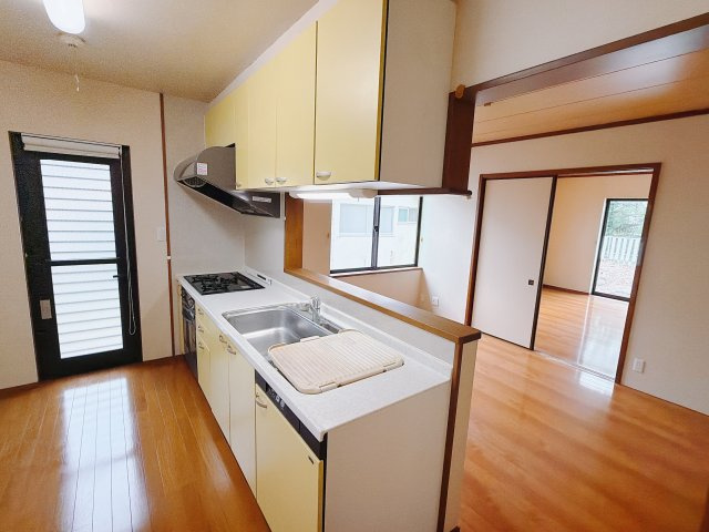 【中古戸建】前橋市昭和町のキッチン|お料理をしながらお部屋を見渡せることができる対面キッチンを採用。コミュニケーションがとりやすく、家族の絆が深まります。今日の出来事をおしゃべりしながら楽しい時間をお過ごしください♪