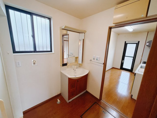 【中古戸建】前橋市昭和町の独立洗面台|ゆとりのある洗面脱衣室ではお子様と並んで歯磨きもできるので一緒に成長を楽しめます♪広い空間なのですれ違うのもぶつかる心配がなく、ストレスフリー♪