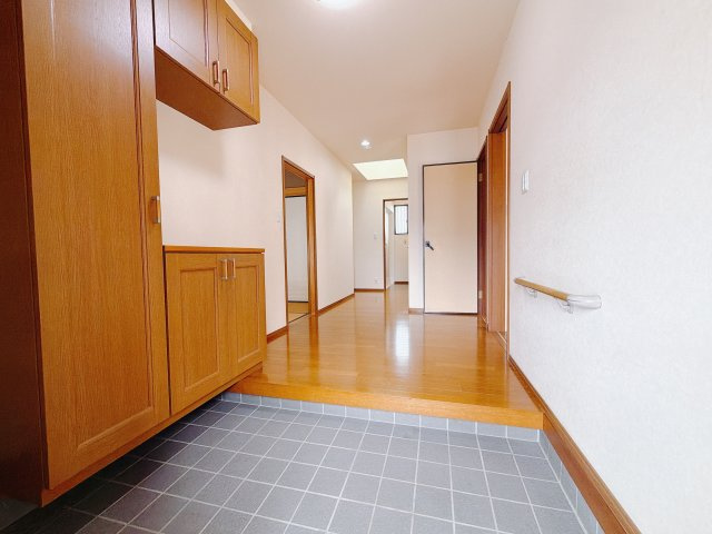 【中古戸建】前橋市昭和町の玄関|毎日の「いってらっしゃい」や「お帰りなさい」を大切なご家族と過ごす玄関は〈使いやすさ〉を追求しております。玄関横の物入は急な来客時でもさっとお片付けできるスペースを確保しています。