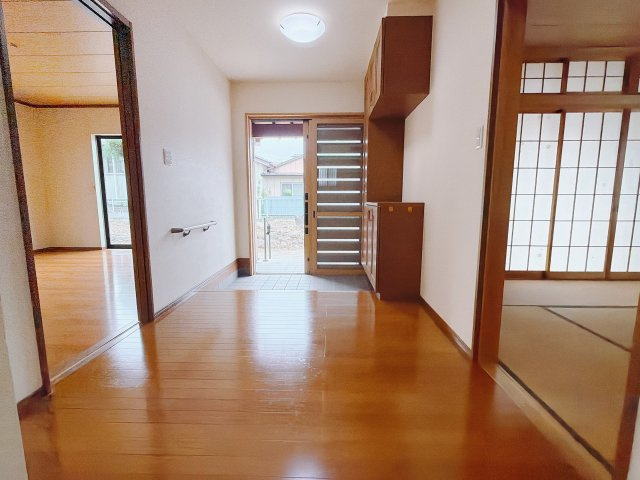 【中古戸建】前橋市昭和町の玄関|毎日の「いってらっしゃい」や「お帰りなさい」を大切なご家族と過ごす玄関は〈使いやすさ〉を追求しております。玄関横の物入は急な来客時でもさっとお片付けできるスペースを確保しています。