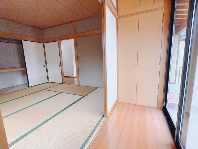 【中古戸建】前橋市昭和町の和室|扉付きの和室なのでプライベートな空間にもなります。ご両親がお泊りになっても、ぬくもりを感じられる和室でゆっくりとお寛ぎいただけます♪