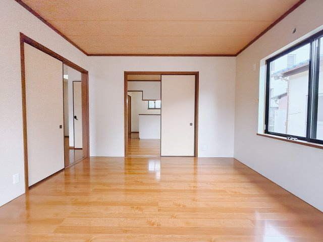 【中古戸建】前橋市昭和町の洋室|「今日も一日お疲れ様」とご夫婦でゆったりくつろげる寝室。毎日の家事やお仕事に疲れた日はフカフカのベットで癒されてください。テレビや本棚をおいても快適な広さなのが自慢のお部屋です♪