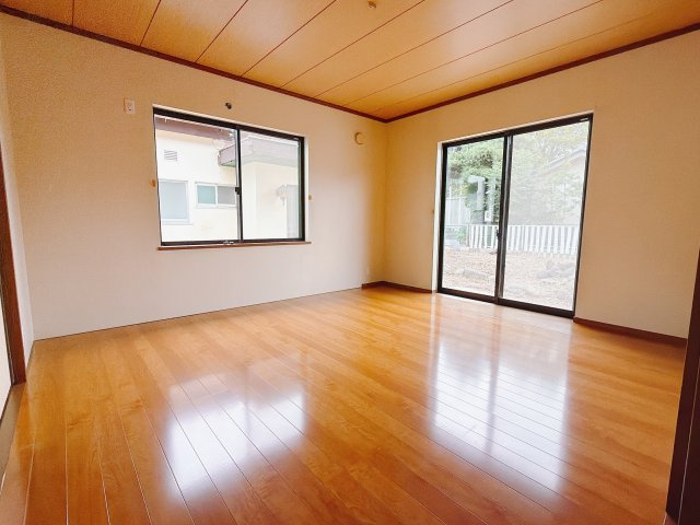 【中古戸建】前橋市昭和町の洋室|広い寝室ならインテリアも自由自在にお楽しみいただけます♪お外から帰ってきた後は寝室でゆっくり自分の時間をお過ごしください。