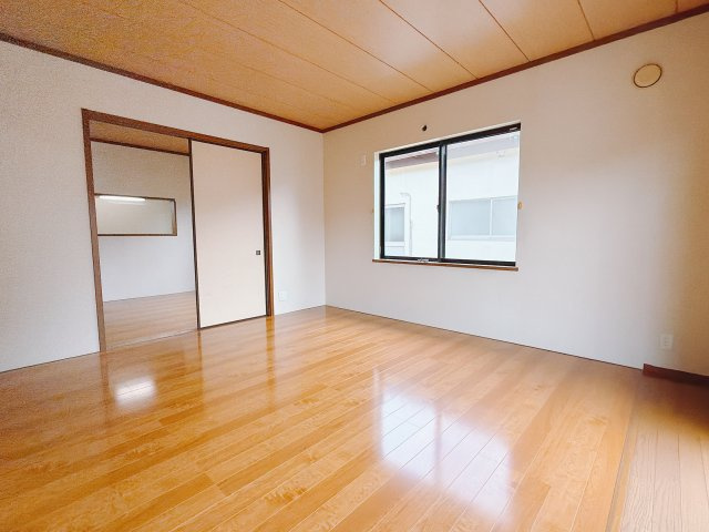 【中古戸建】前橋市昭和町の洋室|ダブルベッドを置いても充分な広さを2Ｆのお部屋に設けております。お子様と家族みんなで寝るのも夢じゃありません♪窓からは光が差し込むので日中でも明るいお部屋です。