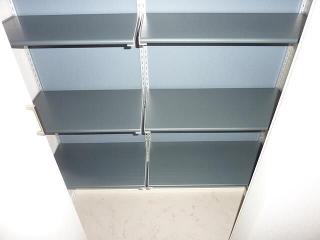 小平市花小金井南町２丁目の賃貸マンションの玄関