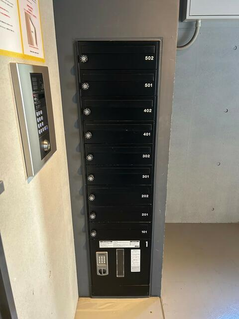 ＲＥＩＺ浅草のその他共用部分|ポストと宅配ボックスです