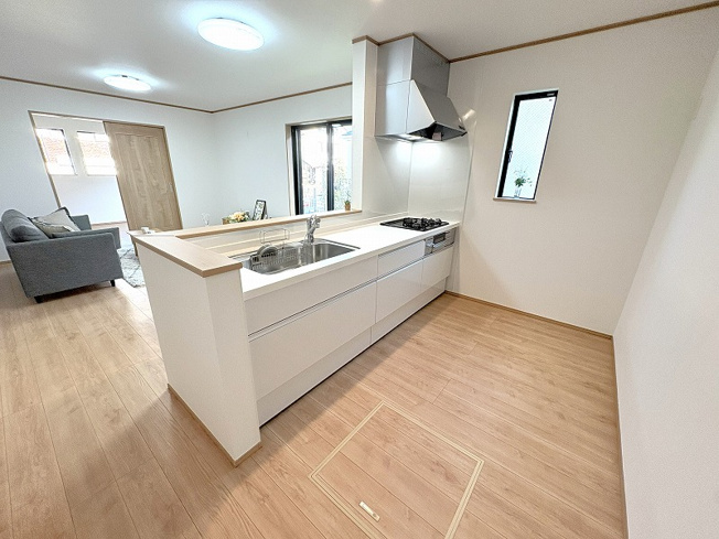 【前面道路含む現地写真】 | 新座市あたご3丁目　新築一戸建住宅　全2棟　(保谷店) | 幅員8ｍ道路に面しており、駐車もラクラク