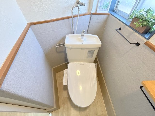 生駒市俵口町戸建のトイレ