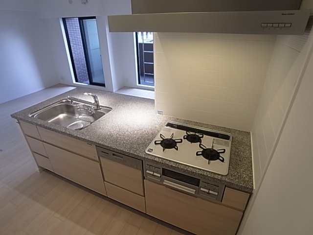 神戸市兵庫区湊町１丁目の賃貸マンションのキッチン|システムキッチン（ガス3口）