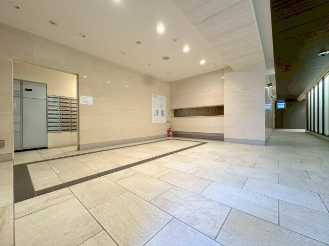 エステムコート十三本町のロビー