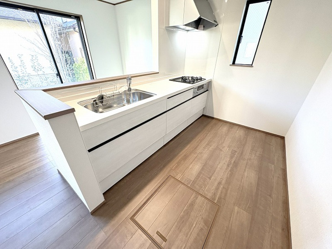 【前面道路含む現地写真】 | 新座市あたご3丁目　新築一戸建住宅　全2棟　(保谷店) | 幅員8ｍ道路に面しており、駐車もラクラク