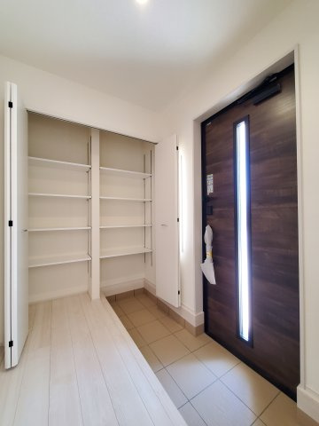 吉川市　　新栄2丁目　新築戸建　全1棟の玄関|施工例です