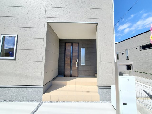 吉川市　　新栄2丁目　新築戸建　全1棟の玄関|施工例です